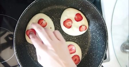 Lekkie placki z truskawkami
