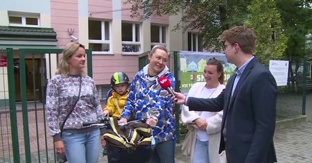 Powrót do szkoły w Józefowie. "Cieszę się, że mój pierwszak zaczął szkołę normalnie"