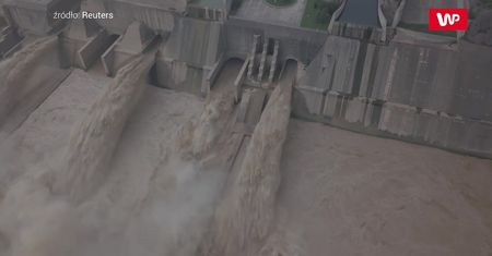 Powódź dociera do chińskiej tamy. Niesamowite wideo uchwycone dronem