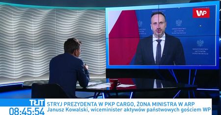 Koronawirus. Mateusz Morawiecki bez maseczki w kinie. Komentarz wiceministra