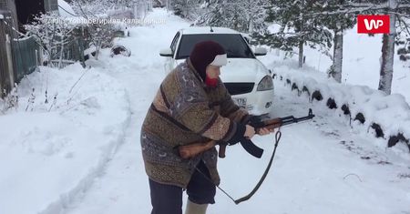 Rosyjska babcia gotowa na wojnę. Internauci nie mogą powstrzymać śmiechu