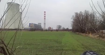 Moment zawalenia się komina w Elektrowni Adamów w Turku