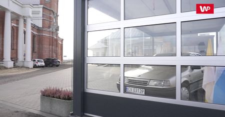 Radzymin. Samochód w gablotce przed kościołem. Wierni myśleli, że to relikwia