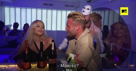 Ewelona poznaje się bliżej z Arnoldem W UBIKACJI