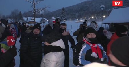 Tłumy w Zakopanem. W niedzielę jeszcze więcej ludzi. "Ciśniemy się jak kurczaki"