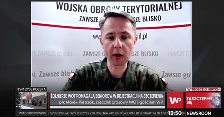 Szczepienia dla seniorów. Żołnierze WOT wspierają ich przy rejestracji