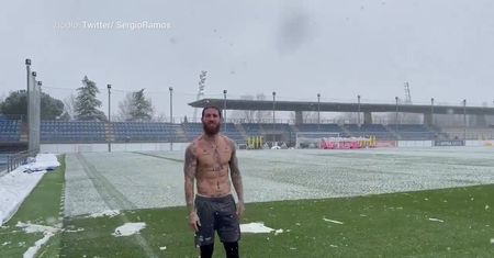 #dziejesiewsporcie: Sergio Ramos bez koszulki. A w tle pada... śnieg!