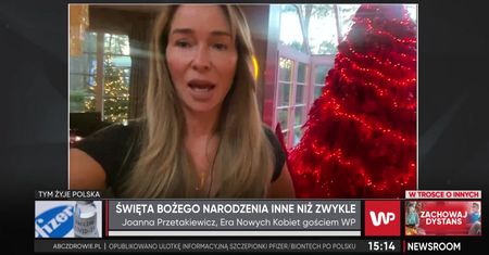 Przetakiewicz pokazała choinkę. Ma krwisty kolor