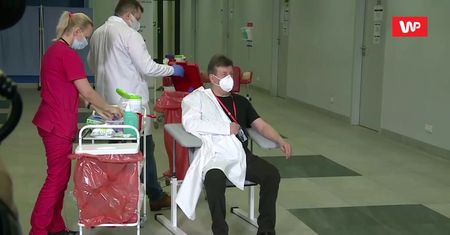 Szczepionka na COVID-19. Druga osoba zaszczepiona w Polsce zwróciła się do dziennikarzy