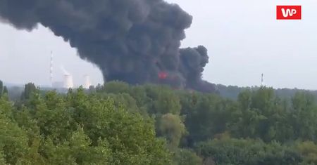 Sosnowiec. Potężny pożar na wysypisku śmieci. Nad miastem gęste kłęby dymu