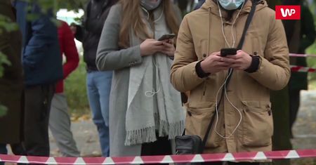 Koronawirus w Polsce. Kolejki przed punktami pobrań. "Jesteśmy na granicy"
