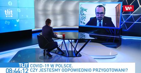 Przekazy dnia. Wiceminister Marcin Horała pokazuje pusty blat biurka