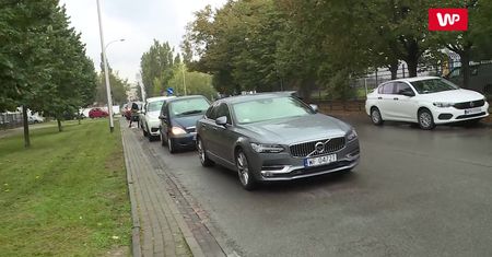 Koronawirus. Długie kolejki przed punktami pobrań