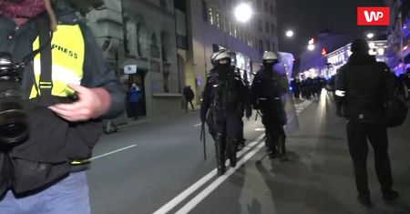 Strajk kobiet. Protesty w Warszawie. Policja wynosiła uczestników siłą