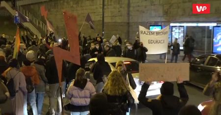 Protest w Warszawie. Tłum żądał dymisji Przemysława Czarnka