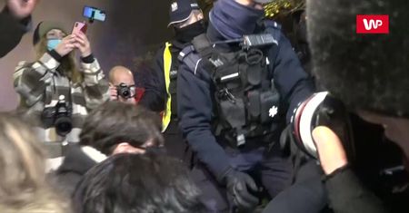 Strajk Kobiet. Protest przed MEN. Policja interweniuje