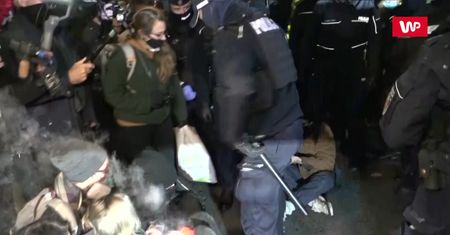 Strajk Kobiet. Protest przed siedzibą MEN. Policja wynosi ludzi