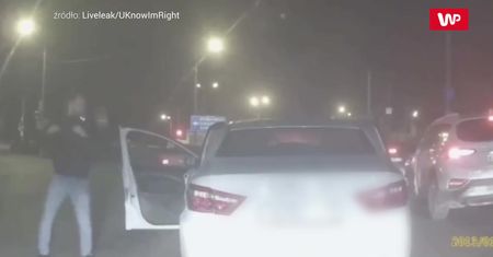 Eksplozja w samochodzie. Kierowca w panice wyskoczył z auta