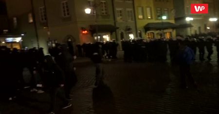 Strajk kobiet w Warszawie. Reporter WP relacjonuje akcję z "zadymiarzami"