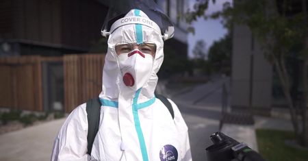 Jak to jest być 6 godzin w kombinezonie medycznym, w którym pracują lekarze? "Na własnej skórze" - program Moniki Sikorskiej
