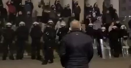 Strajki w Warszawie. Ksiądz pozdrowił grupę broniącą kościoła