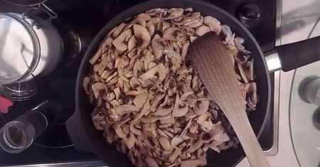 Roladki z indyka z pieczarkami, serem i suszonymi śliwkami
