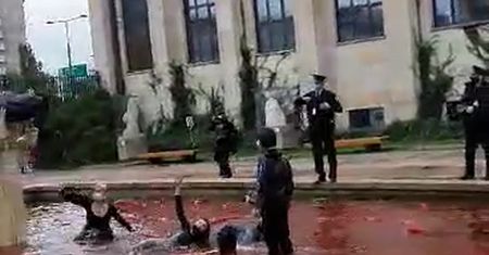Aktywistki protestują przed pomnikiem Jana Pawła II w Warszawie