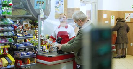 Pracują w handlu mimo pandemii. "Ktoś to musi robić"