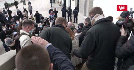 Strajk Kobiet w Warszawie. "Strażnicy" z ONR popchnęli kobietę. Interweniowało pogotowie