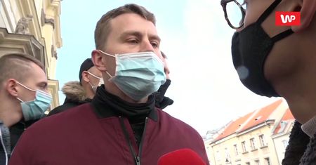 Strajk Kobiet w Warszawie. "Straż kościoła" blokuje media. "Niech pan leci na skargę"