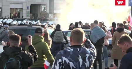 Granaty hukowe i gaz łzawiący. Przeciwnicy obostrzeń wyszli na ulice Warszawy