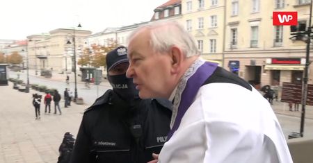 Protest przed Bazyliką św. Krzyża w Warszawie. Incydent z księdzem