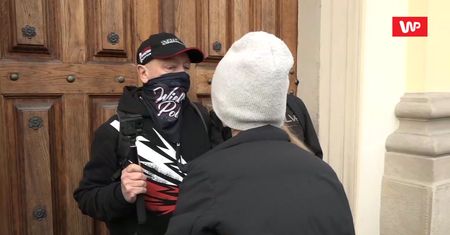 Protesty w Polsce. Strajk Kobiet. Aktywiści protestują przed kościołami