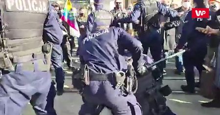 Protesty w Łodzi. Szarpanina w tłumie, akcja policji