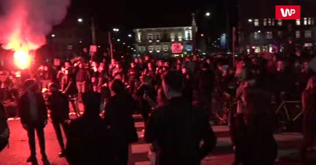 Strajk kobiet. Protesty na Placu Trzech Krzyży. Są race i petardy