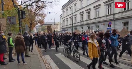 Tłumy na ulicach Krakowa. Ludzie wyszli strajkować przeciwko orzeczeniu Trybunału Konstytucyjnego