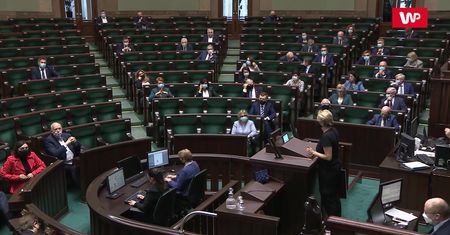 Gorąco w Sejmie. Jarosław Kaczyński otoczony kordonem