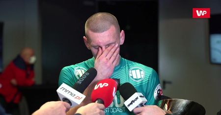KSW 56. "Klatka po klatce" (on tour). Piękne sceny po walce. Wygrał i nie mógł powstrzymać łez!