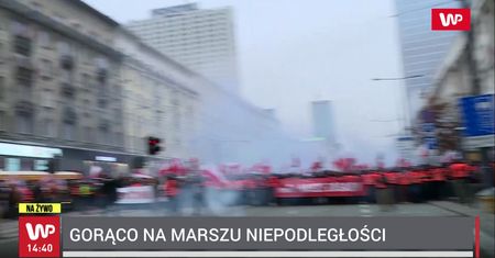 Marsz Niepodległości. Narodowcy przerwali kordon straży. Policjanci zaatakowani racami