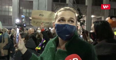 Strajk Kobiet w Warszawie.  Przepychanki z policją. "Hańba!"