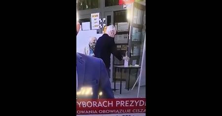 Wpadka w lokalu wyborczym. Mężczyzna spożył płyn do dezynfekcji