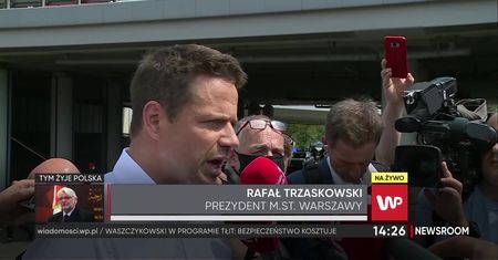 Wypadek autobusu w Warszawie. Rafał Trzaskowski o kierowcy: był młody, prawdopodobnie zasłabł