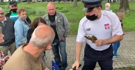Wybory prezydenckie. Dębica. Szarpanina na wiecu Rafała Trzaskowskiego