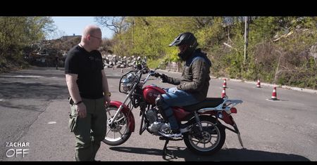 Pełne szkolenie na motocykl - zmiana z 4 kółek na 2 może boleć!