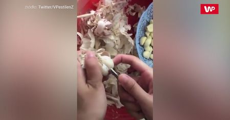 Sposób na szybkie obranie czosnku. Wideo wszystko wyjaśnia