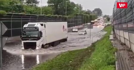 Droga S8 pod wodą. Przerażające nagranie z Warszawy