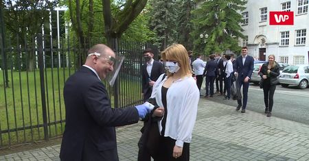 Matura 2020. Reżim sanitarny podczas egzaminów dojrzałości. "Przesunięcie matur było bezsensowne"