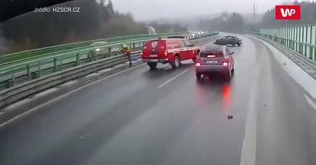 Wbił się prosto w strażaków. Mrożące krew w żyłach nagranie świadka