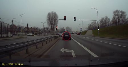 Czerwone światło na Wale Miedzeszyńskim. "Mandat powinien wynosić 1000 zł"