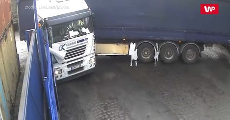 Karkołomny manewr. Nagranie monitoringu